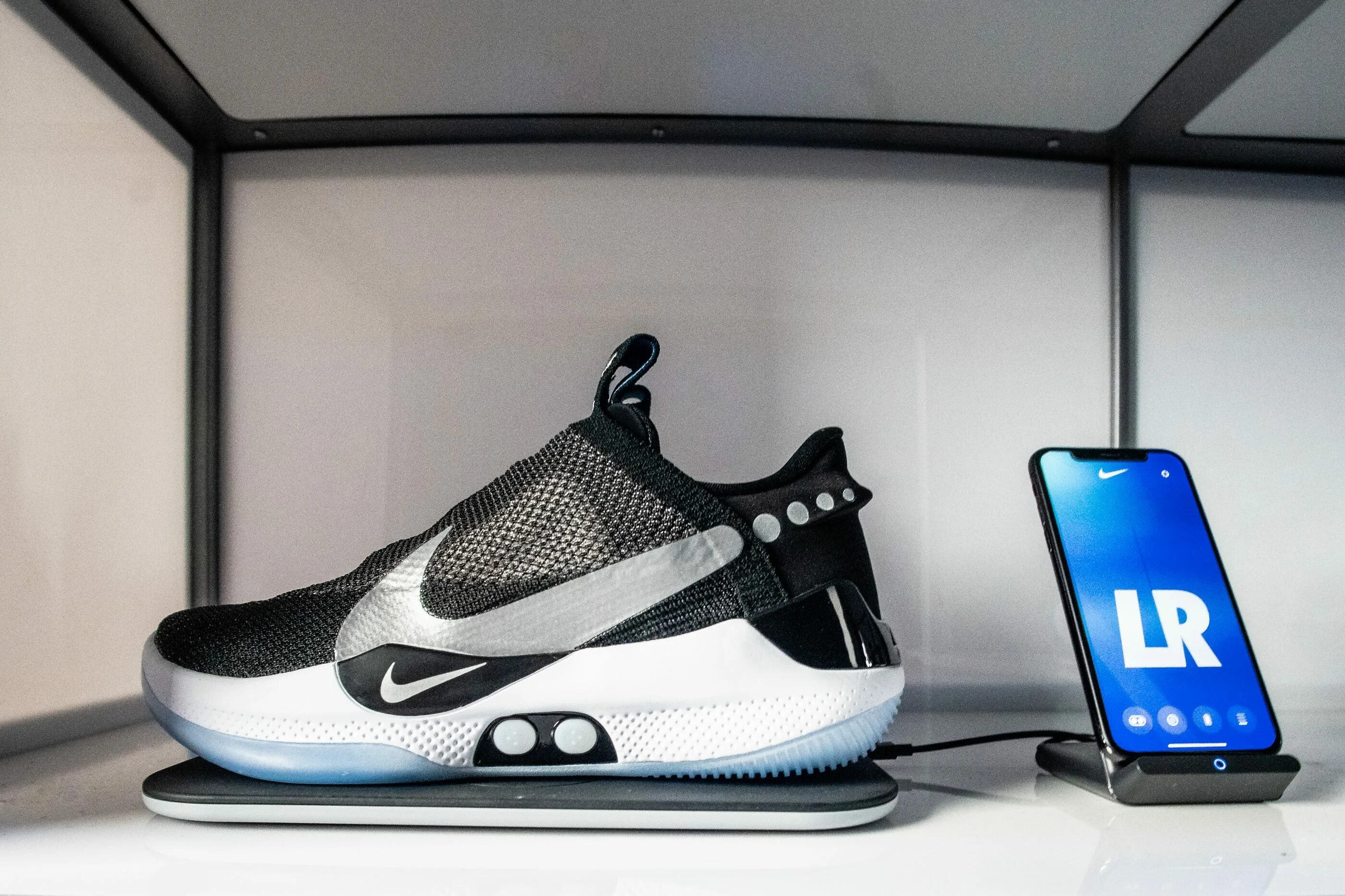 Nike кроссовки будущего. Nike adapt bb. nike adapt bb с автоматической шнуровкой. умные кроссовки nike adapt bb. найк самозавязывающиеся кроссовки.