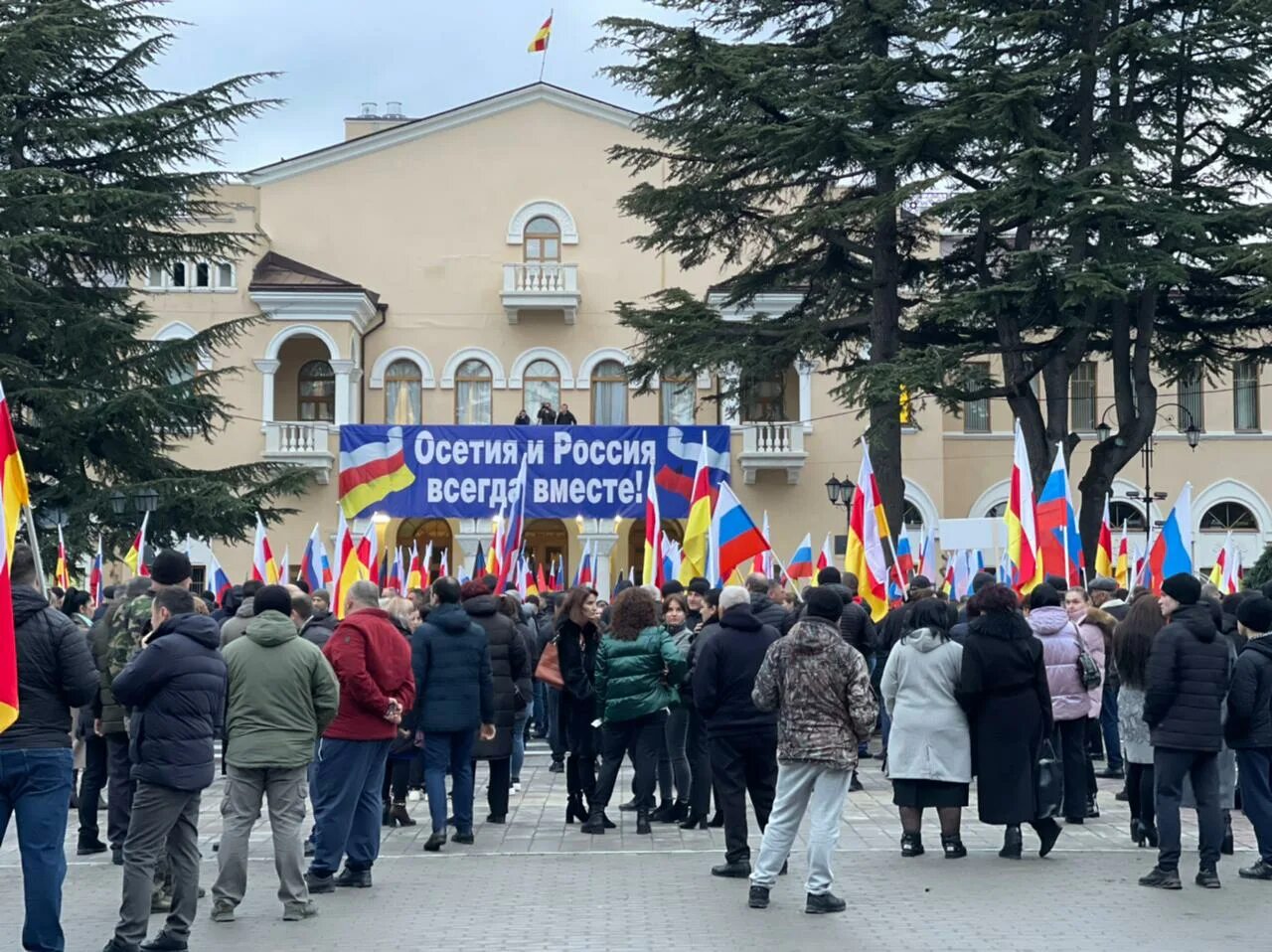 Митинг в Цхинвале 2011. Митинг в Южной Осетии в поддержку России 2008. Митинг в Южной Осетии в поддержку России. Митинг в поддержку Донбасса. Южная осетия поддержала