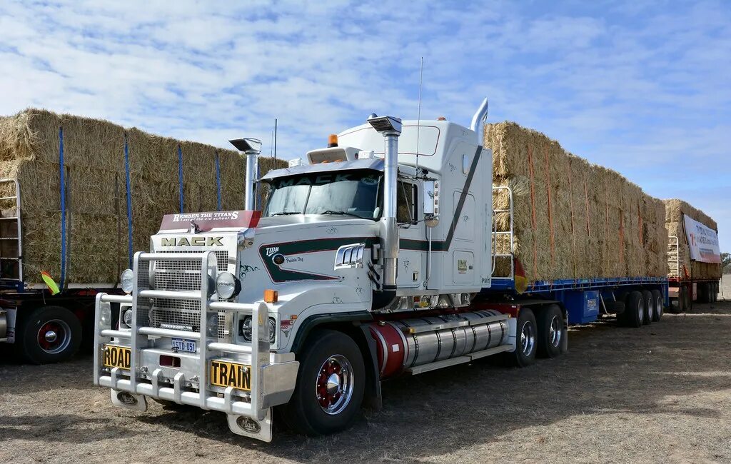 Большие автопоезда. Mack Titan 10. Mack Titan 10 австралийский тягач. Тягач Mack Titan автопоезд. Mack Titan 2021.