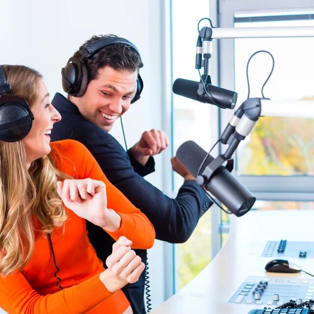 люди в радиостудии. мин кыял фм лого. радиоведущий борисова таня. красивые радиоведущие. радио кунел набережные челны.