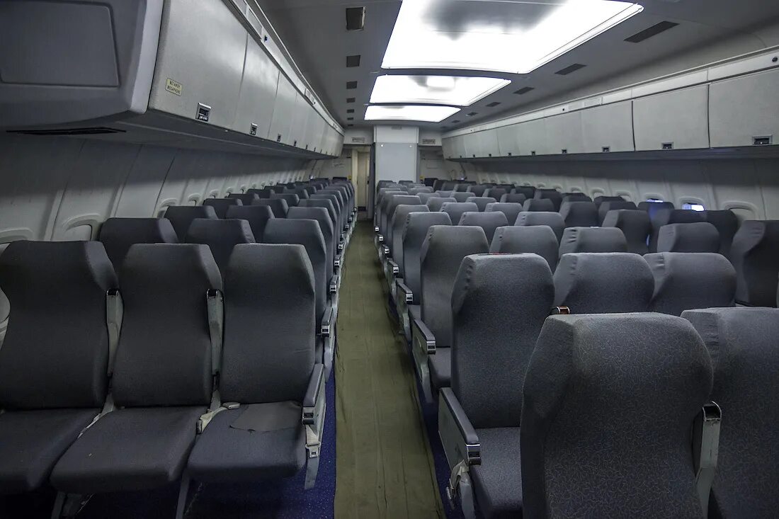 Самолет ил 86 салон двухэтажный. Ил-86 пассажирский самолёт внутри. Ил 86 салон. Ил 86 салон. Ил 86 аэрофлот салон.