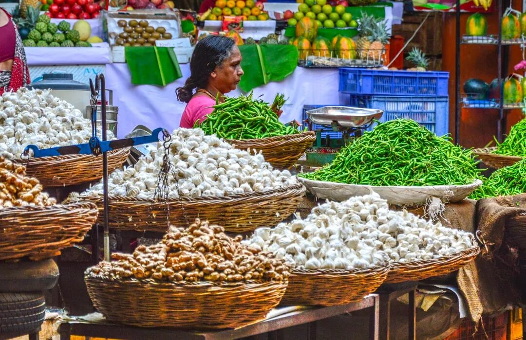 Люди на рынке. Восточный базар корзинки. Узбекистан рынок продуктовый. Люди на базаре. Humans market