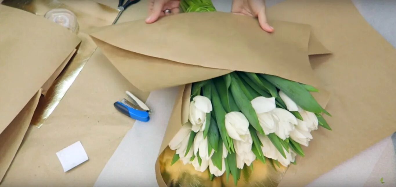 Необычная упаковка цветов. Букеты в крафт бумаге. Красивая упаковка букета. Упаковка цветов в бумагу а4. Упаковка букета в бумагу.