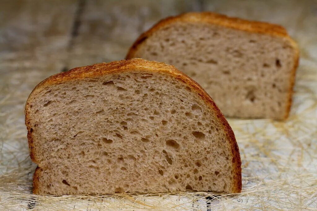 старый сарай. белый пшеничный хлеб. хлева и овины. сарай для сена. хлев.