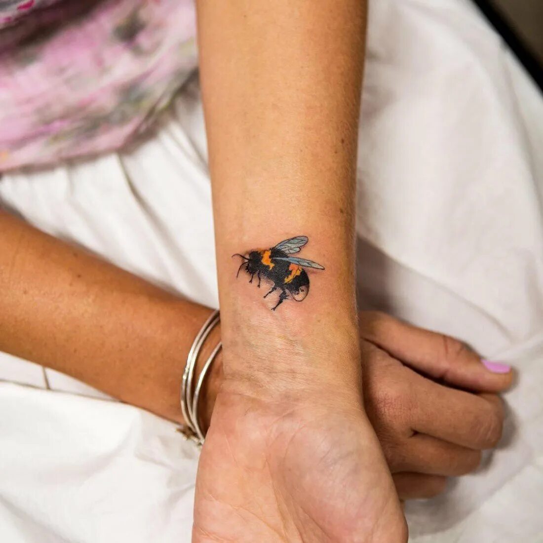 Тату пчела на руке. Тату пчела на руке. Тату шмель. Наколка пчела. Тату пчела для девушек.