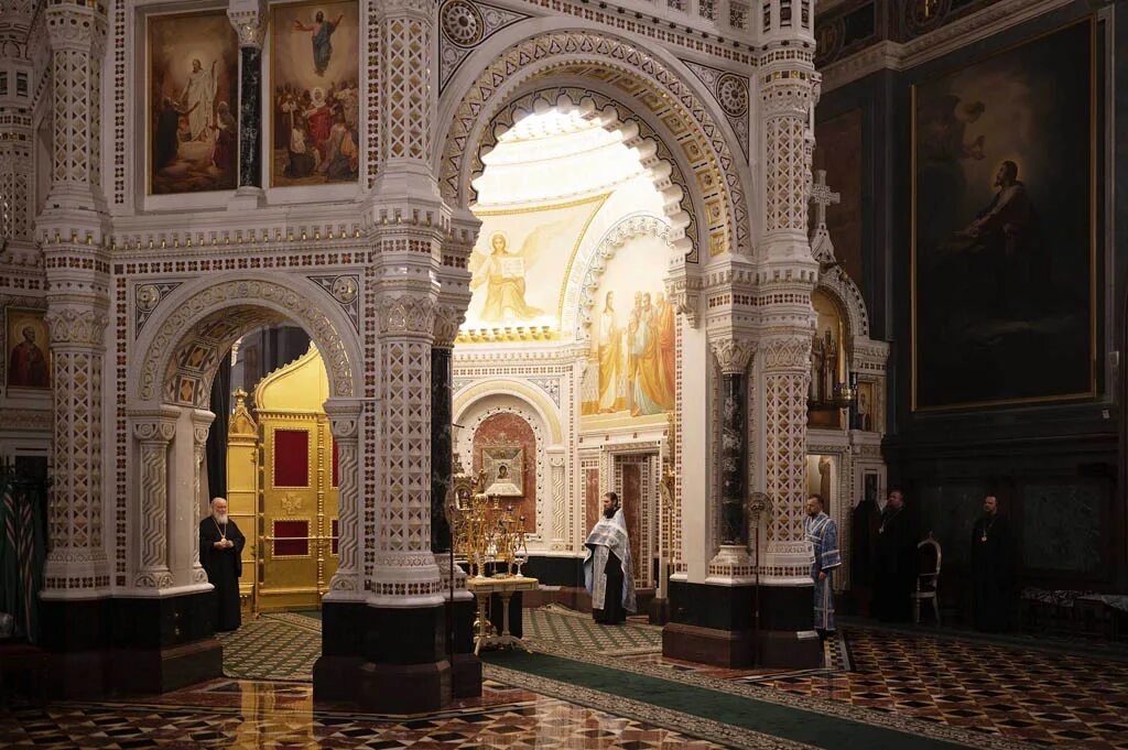 Горнее место в храме христа спасителя. Прямая трансляция из храма спасителя. Храм христа спасителя внутри 19 век. Апрель 2020 литургии храм христа спасителя. Выставочная галерея картин в храме христа спасителя.