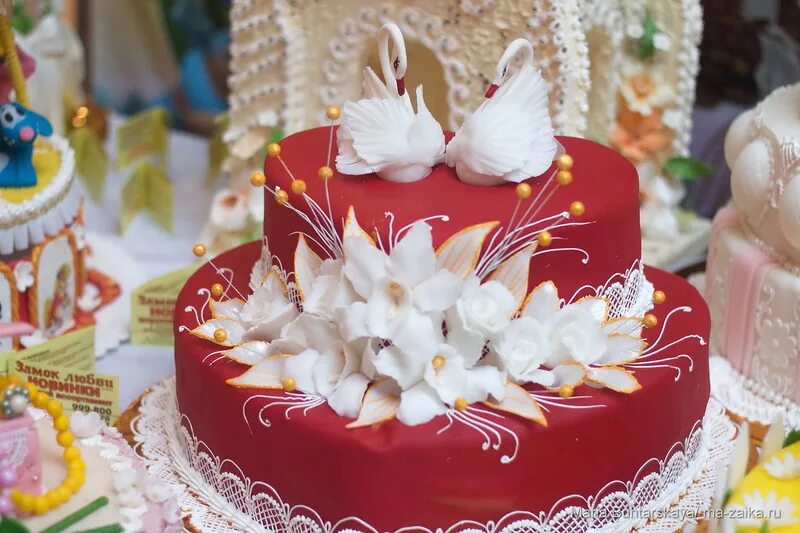 Купить торт в саратове. Праздничный торт. Эксклюзивные торты. Свадебные торты замок любви. Эксклюзивные торты на юбилей.
