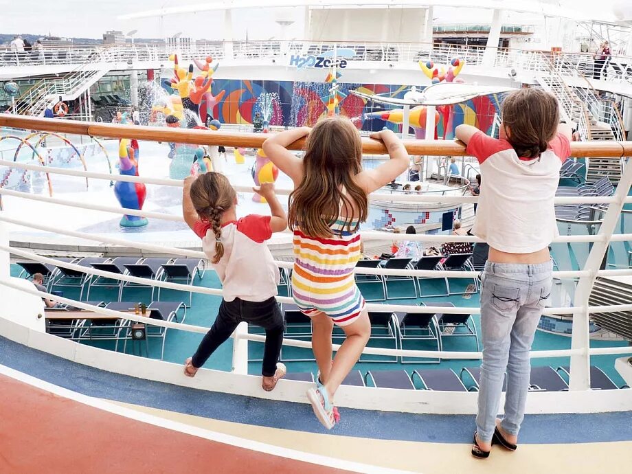 Детские развлечения на круизном лайнере. Дети на карусели. Организация отдыха и развлечений. Командные игры на природе. Студенты на отдыхе.