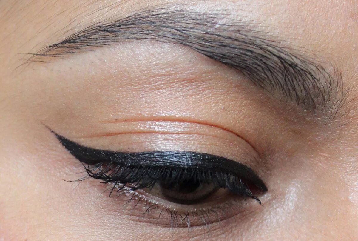 сделать растушевку глаз. сделать растушевку глаз. сделать растушевку глаз. стрелки на глазах карандашом с растушевкой. макияж с растушеванными стрелками.