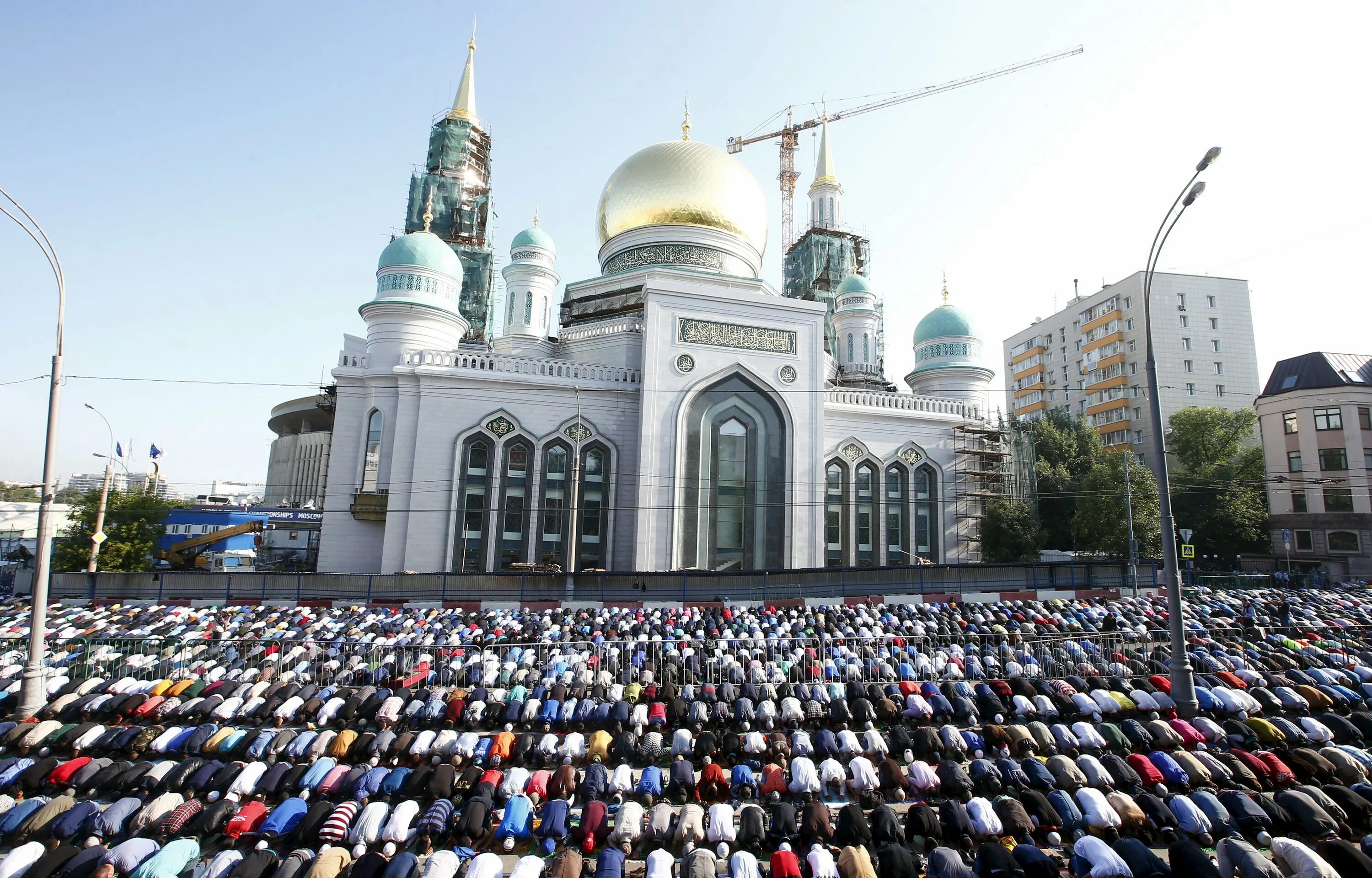 Ураза питер. Ураза байрам Московская Соборная мечеть. Московская Соборная мечеть Рамадан.