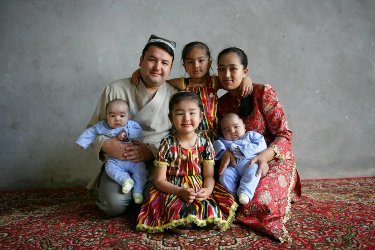 Родилась в бедной семье. Семья Узбекистан махалля. Узбекские дети. Таджикская семья. Таджикская семья с детьми.