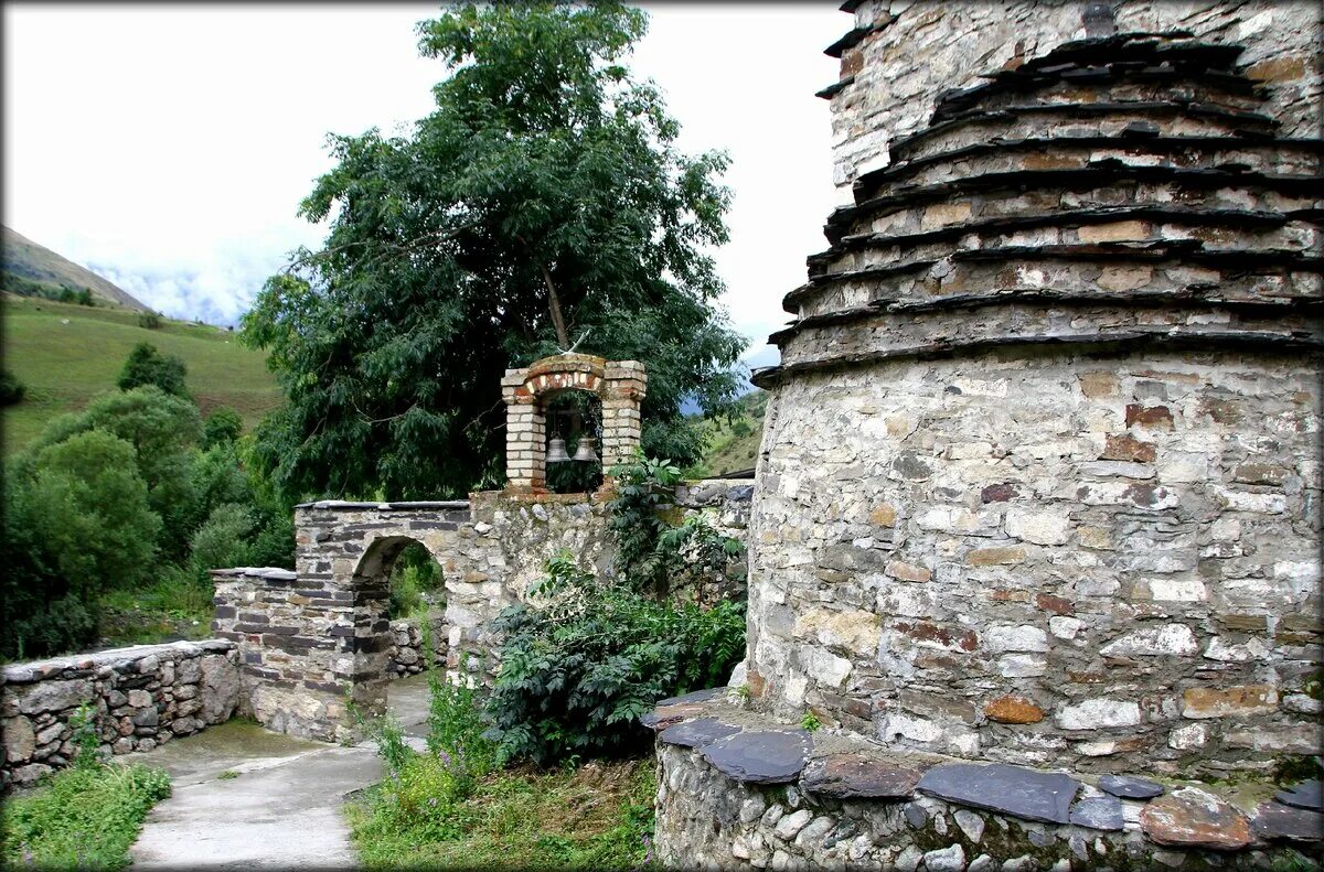 Дзивгис Северная Осетия. Наскальная крепость Дзивгис. Селение Дзивгис. Осетия крепость Дзивгис. Северная осетия сады