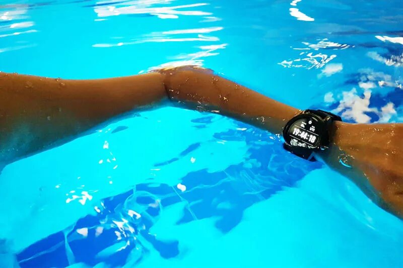 Watch me swim. Плавание с смарт часами. Google watch 2 swimming. People using watches in the Water.