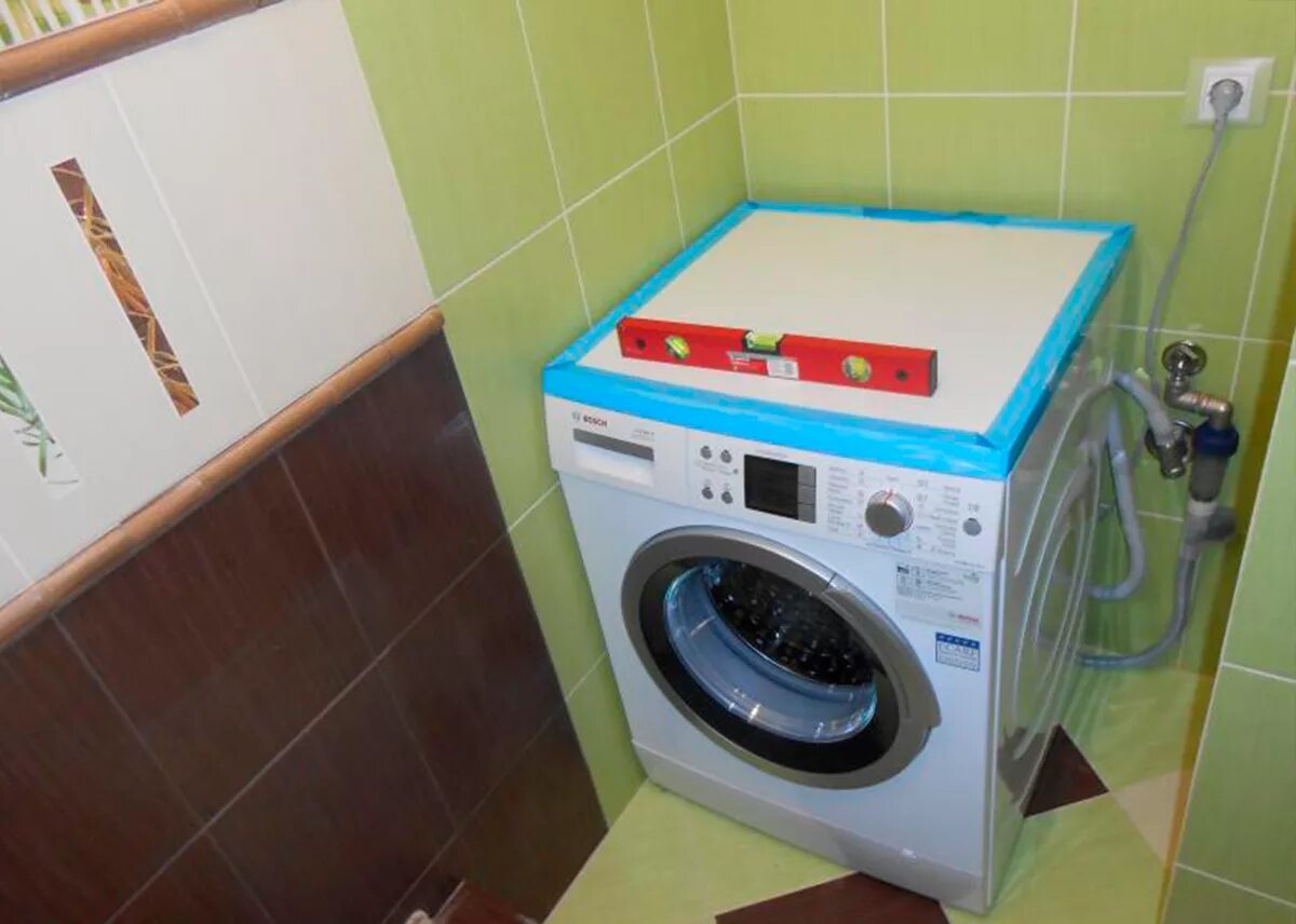 Стиральная машинка е 10. Розетка для стиральной машинки. Розетка для стиралки в ванной. Стиральная машина в ванной. Розетка в ванную для стиральной машины.