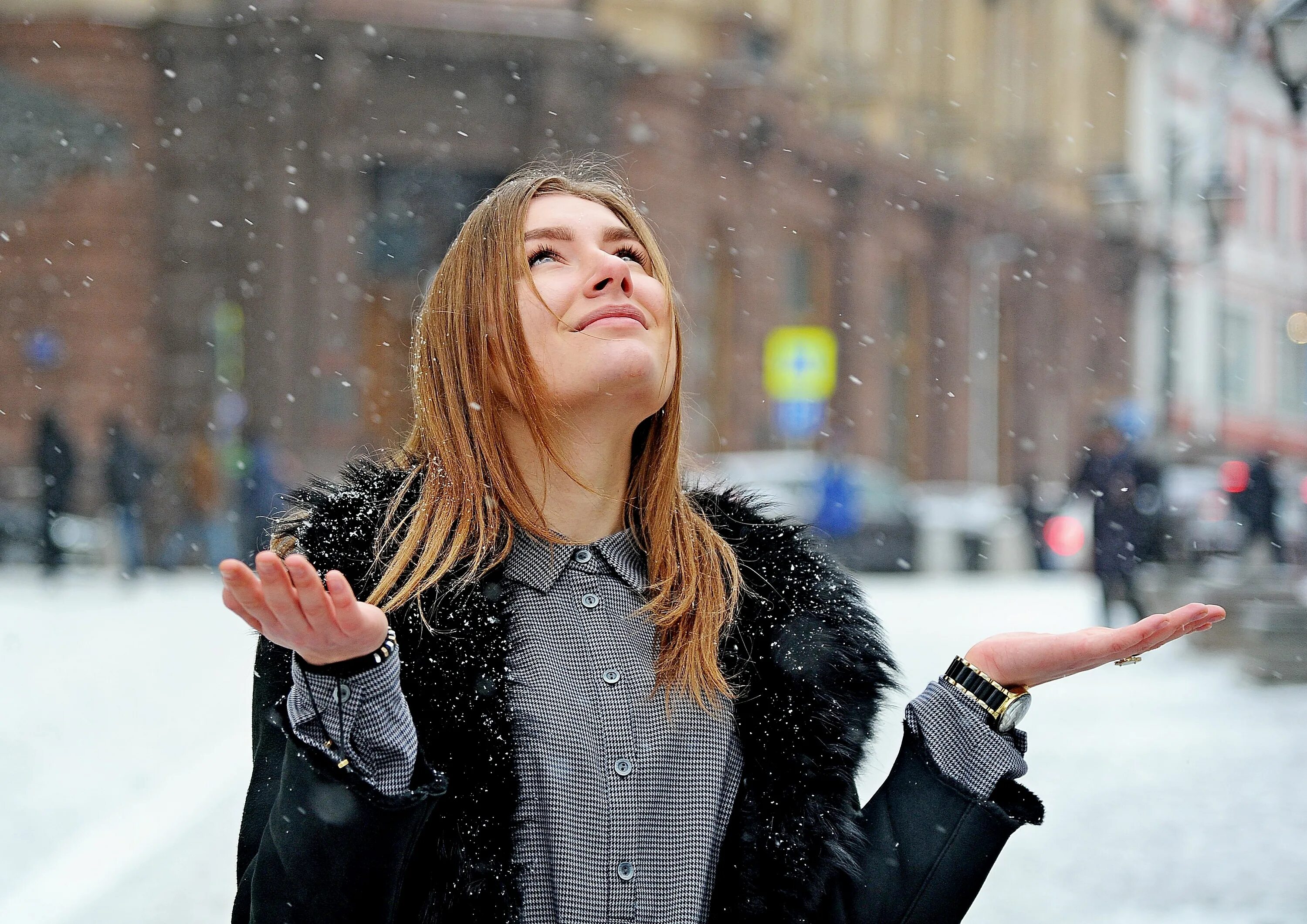Небольшой снег. Потепление зимой. Люди зимой. Люди зимой на улице. Москва теплая зима