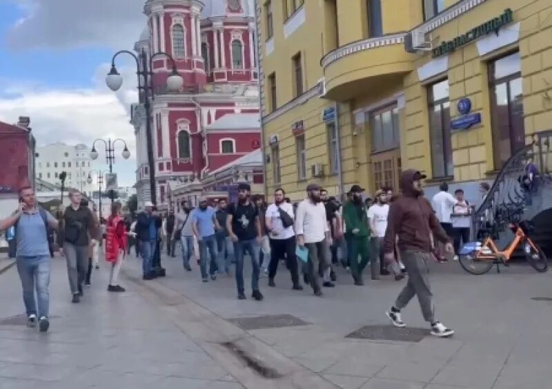 Мигранты митинги. Митинг в Москве. Массовые шествия мусульман в Москве. Мусульмане в Москве молятся на улице. Митинг мигрантов.