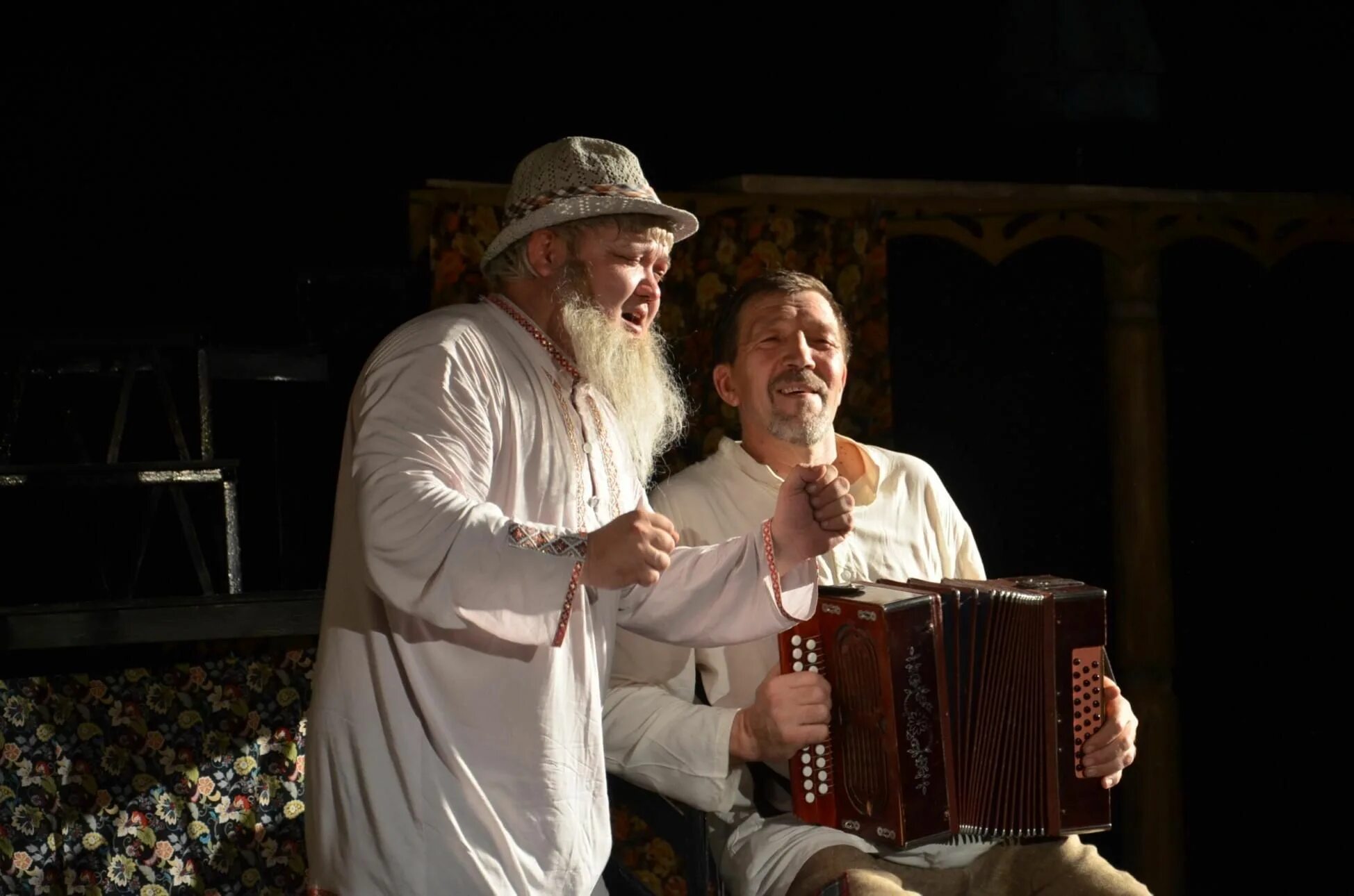 Старик из деревни альдермеш спектакль. Старик из деревни альдермеш. Спектакль альмандар из деревни. Старички по домам. Старик из деревни альдермеш спектакль.
