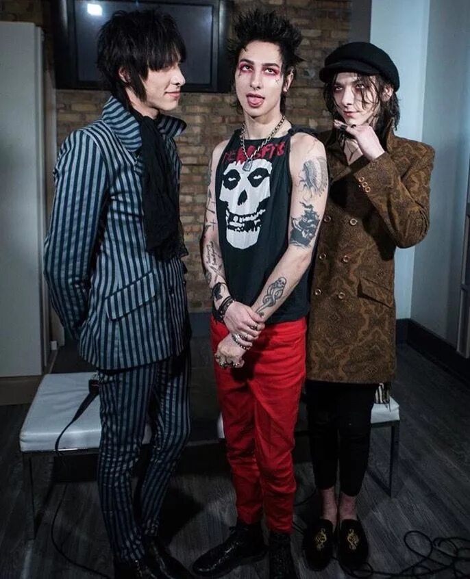 Palaye Royale. Palaye Royale вампиры. Palaye Royale Себастьян Данциг. Palaye Royale участники Себастьян. Palaye royale тексты