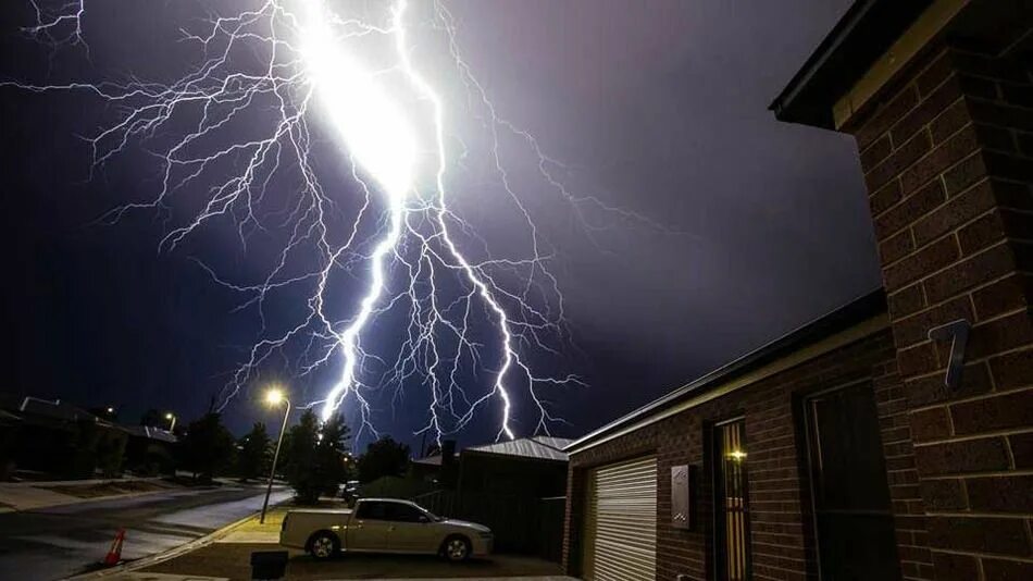 The lightning last night. Шаровая молния. Гроза шаровая молния. Молния ударила в дом.