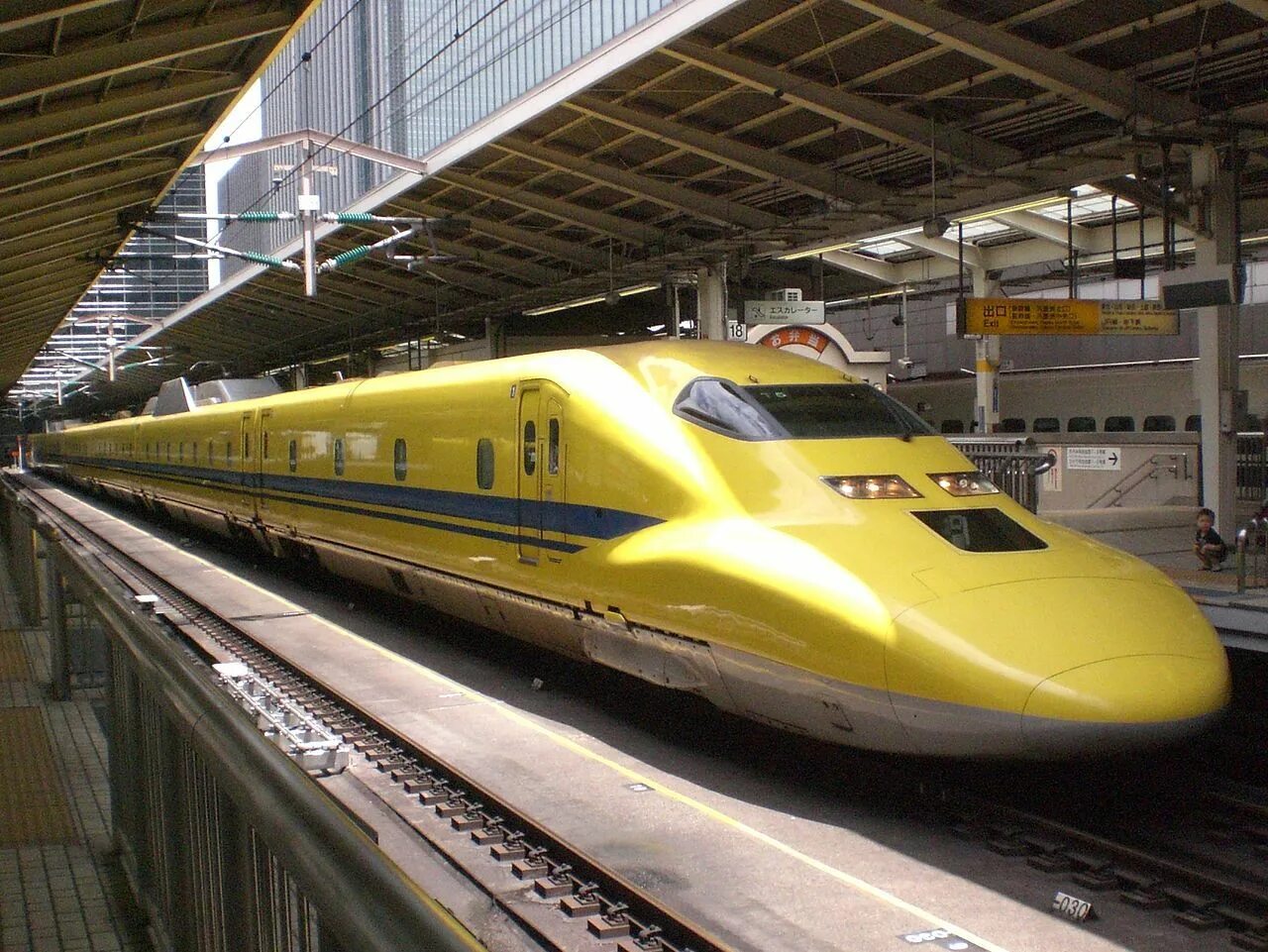 Есть ли скоростные поезда. Японский поезд Синкансен. Поезд Синкансэн в Японии. Японский скоростной поезд Синкансэн. Высокоскоростные поезда Япония, Shinkansen.