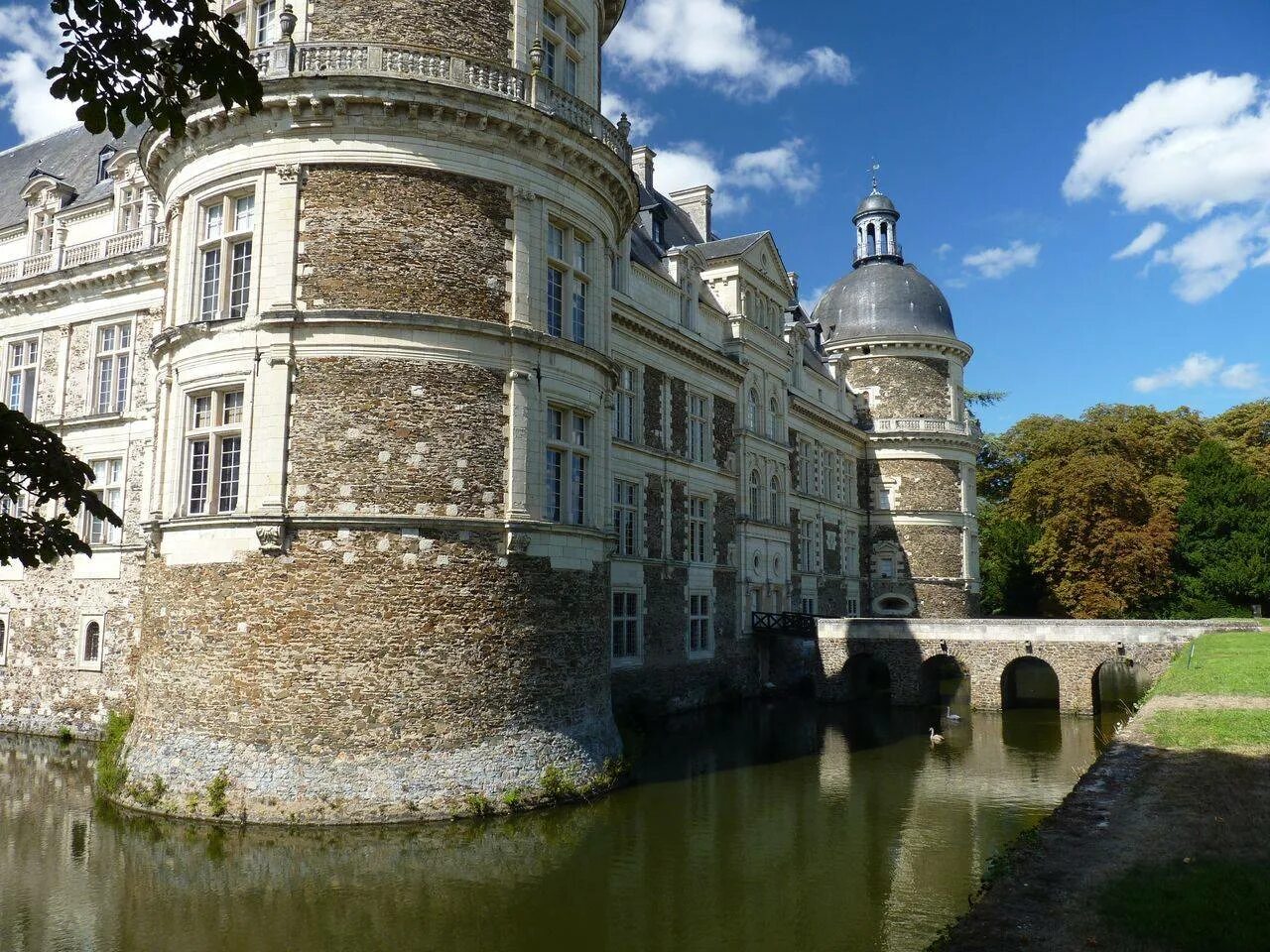 Нормандия шампань. Серран (замок, Франция). Замок Шато Ле Галю. Château des Sorbiers, спа. Серран замок Франция кратко.