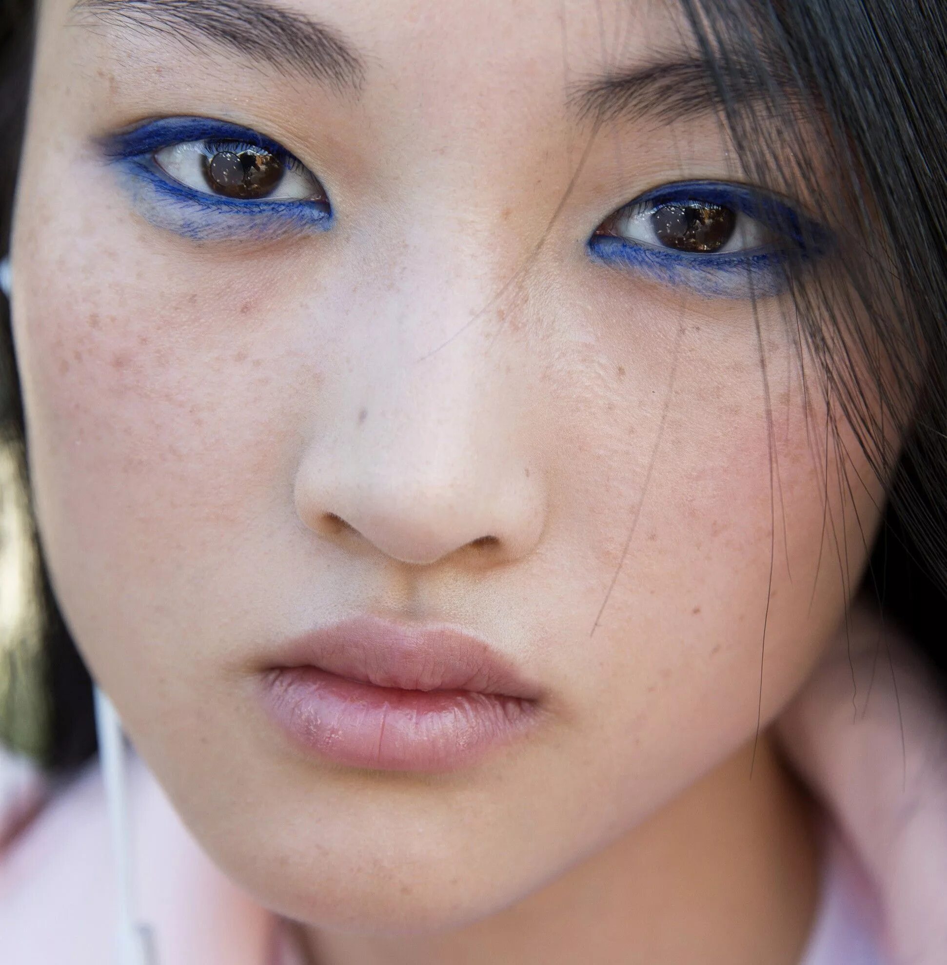 Азиатки со светлыми глазами. Китаянка с голубыми глазами. Азиатка с голубыми глазами. Азиаты с серыми глазами.