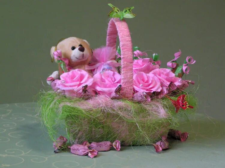 букет на 7 лет. цветочная композиция с мягкой игрушкой. сладкий букет с игрушкой. красивый детский букет. букет на 7 лет.