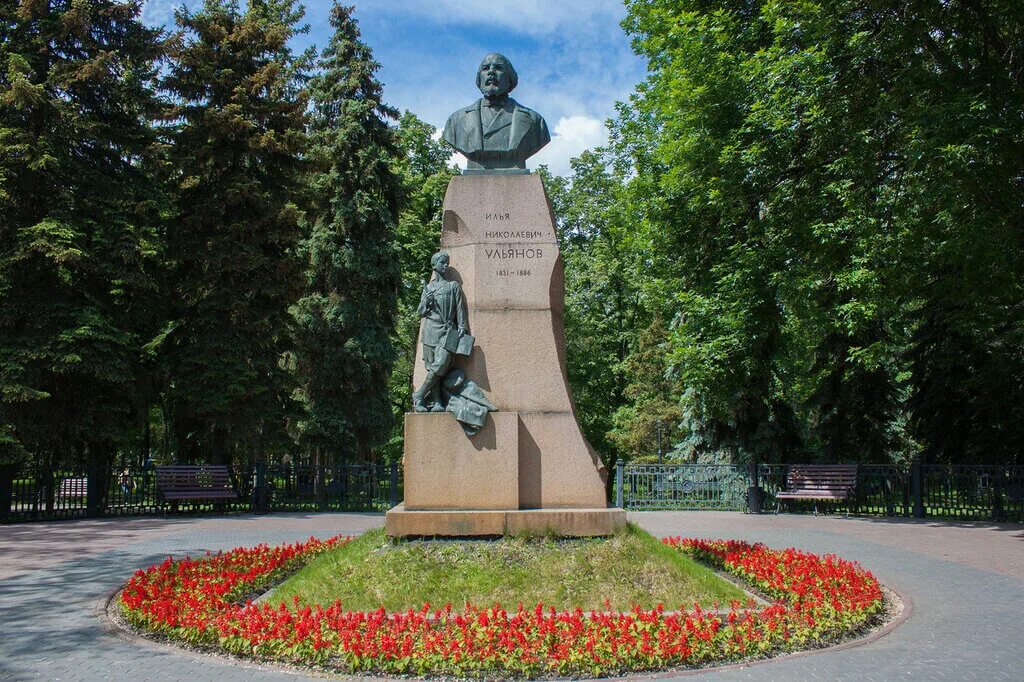 Россия город ульяновск памятники. Памятник и н Ульянова Ульяновск. Памятник Владимиру Ульянову в Ульяновске. Памятник м а Ульяновой Ульяновск. Памятник Илье Николаевичу Ульяновску.