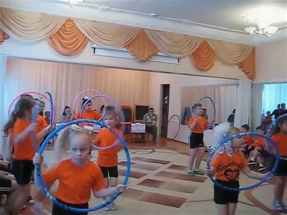 Обручи для детей. Хулахуп девочка. Картинка девочка крутит обруч. Видео девочки с обручем прикол. Обруч спортивный.
