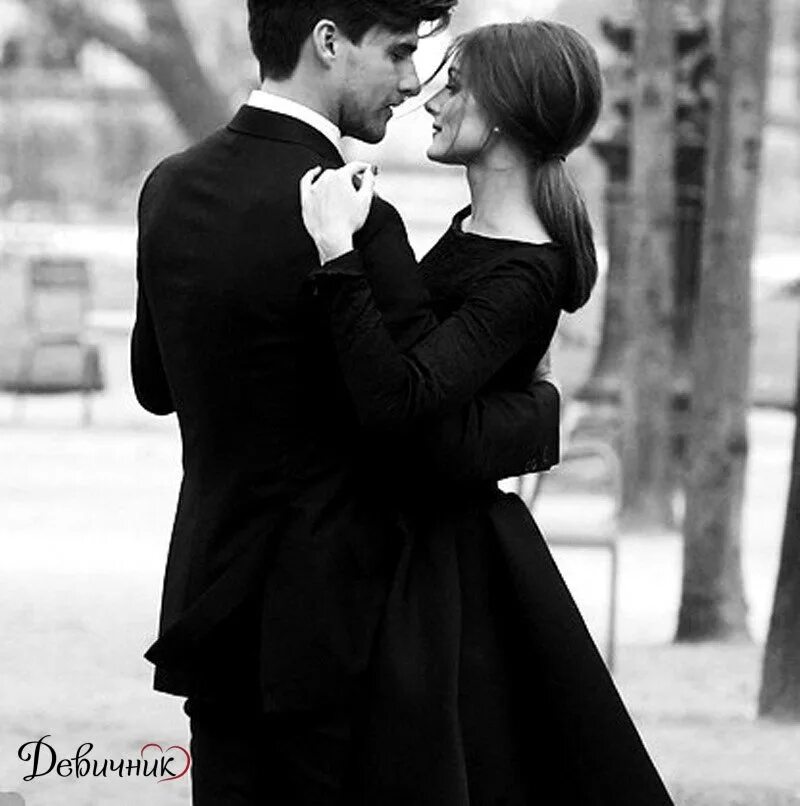 Черно белая любовь. Парень на коленях. Обнимает девушку. Объятия влюбленных. Мужчина и женщина.