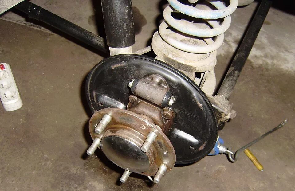 Шеви нива задние барабаны. Колодки задние нива 2123. Щит тормозной задний нива 2121. Задние тормозные колодки нива 21213. Ремкомплект задних тормозов нива шевроле.