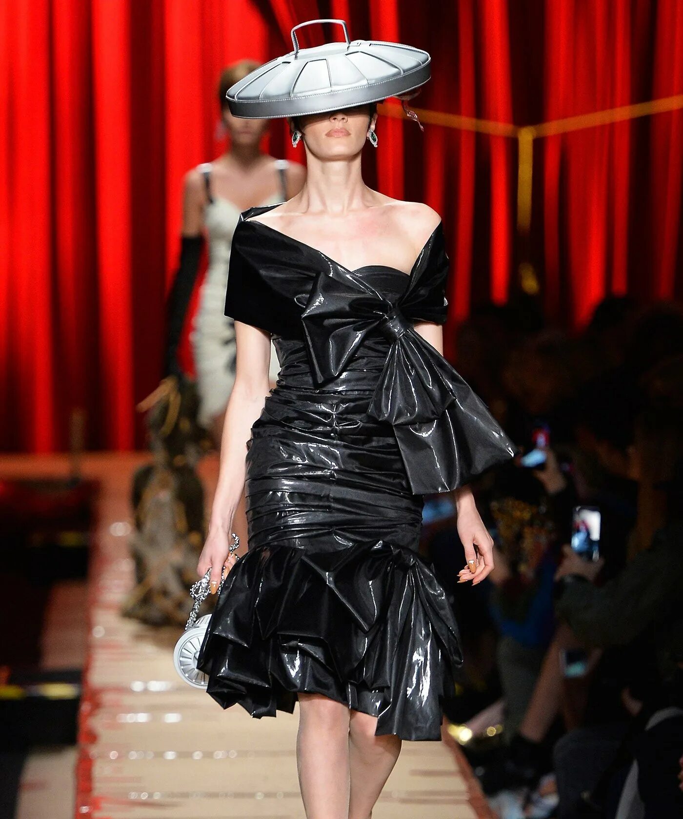 Подиум модный показ. Дефиле одежда. Дефиле платье для конкурсов. Платье из мусора. Дефиле одежда.