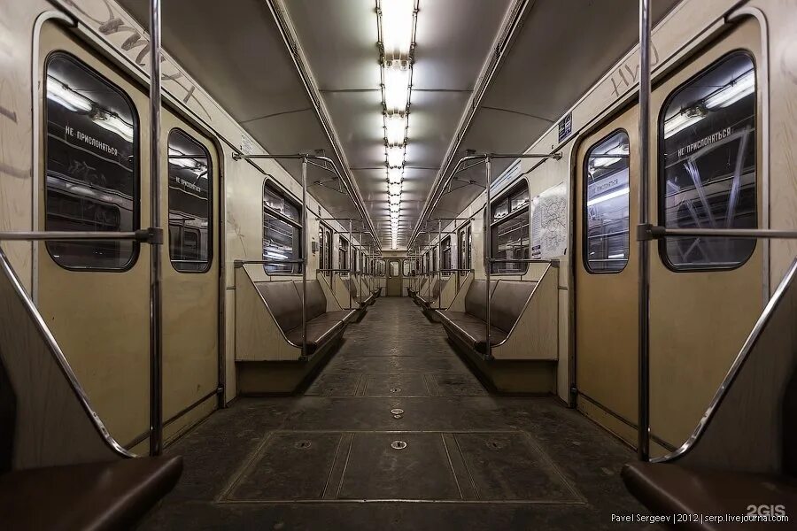 В какие вагоны садиться в метро. Номерной на Калининской линии. Вагон метро внутри. Пустой вагон метро. Метро поезд внутри.