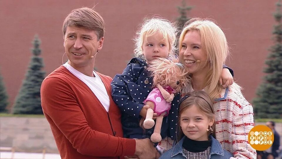 Алексей Ягудин с женой и дочками отправились во Францию, где находится их особня