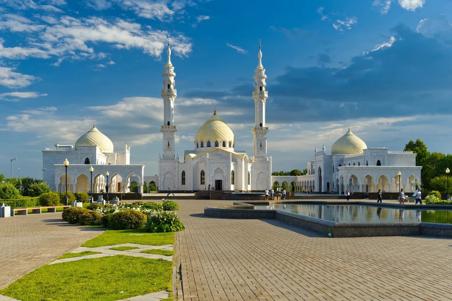 Экскурсия в болгар из казани. Мечеть Булгар Татарстан. Соборная мечеть Болгар. Великий Болгар белая мечеть. Белая мечеть в городе Болгар.