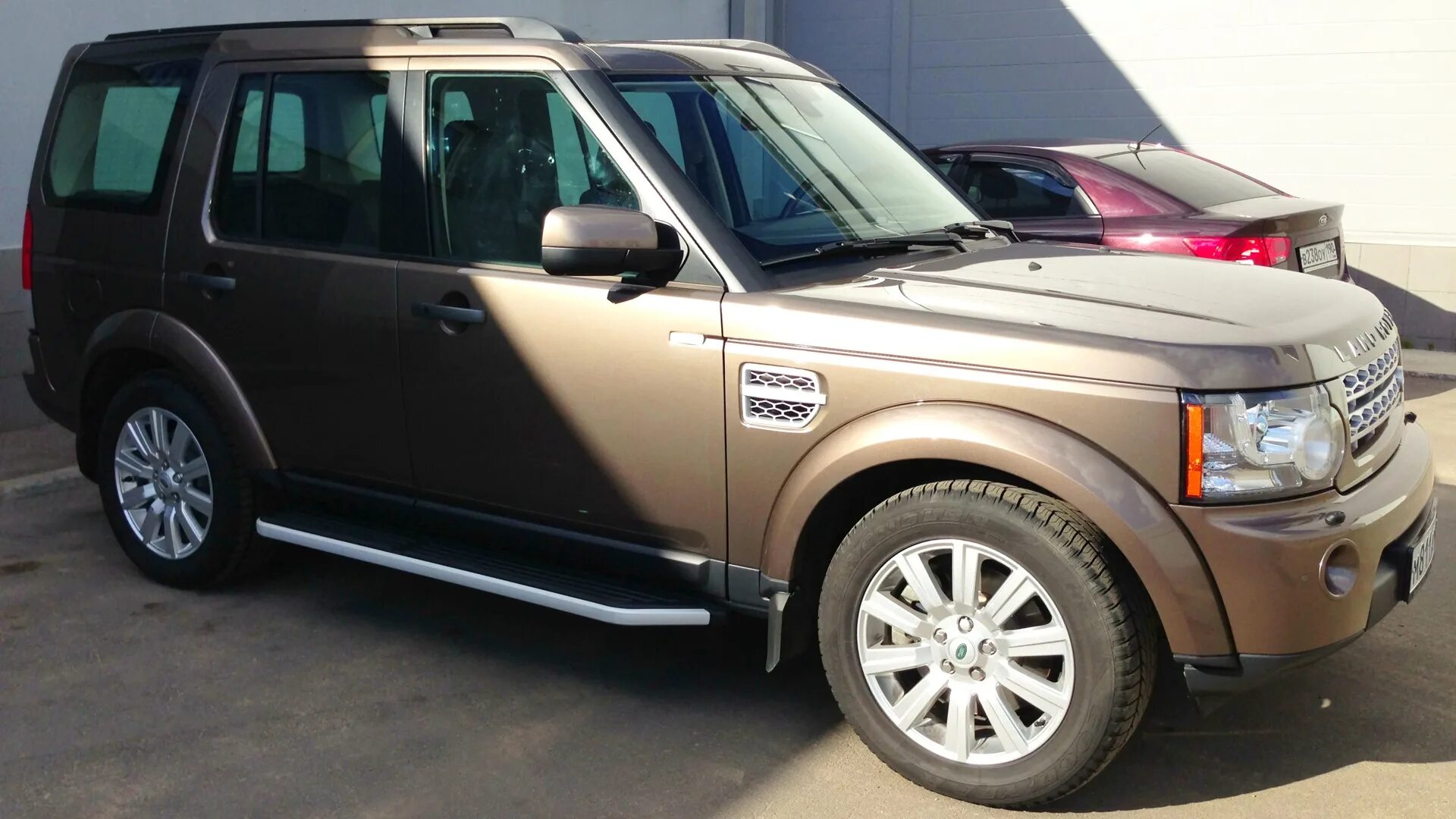 Дискавери драйв. Land Rover Discovery 2. Discovery 3 vs Discovery 4. Land Rover Discovery 4 r22. Land Rover Discovery 3 диски.