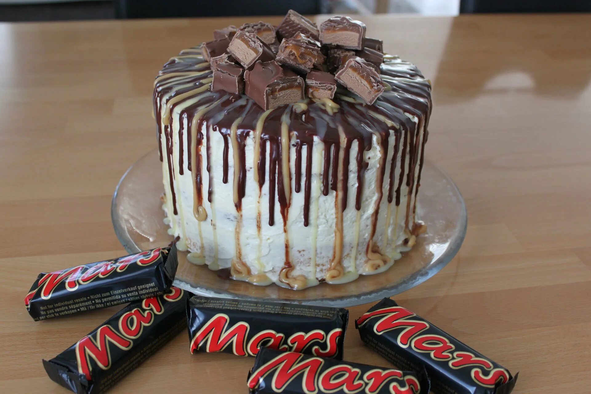 Торт марс рецепт в домашних условиях. Торт Марс. Торт Марс украшение. Декор торта Марс. Шоколадный торт Марс.
