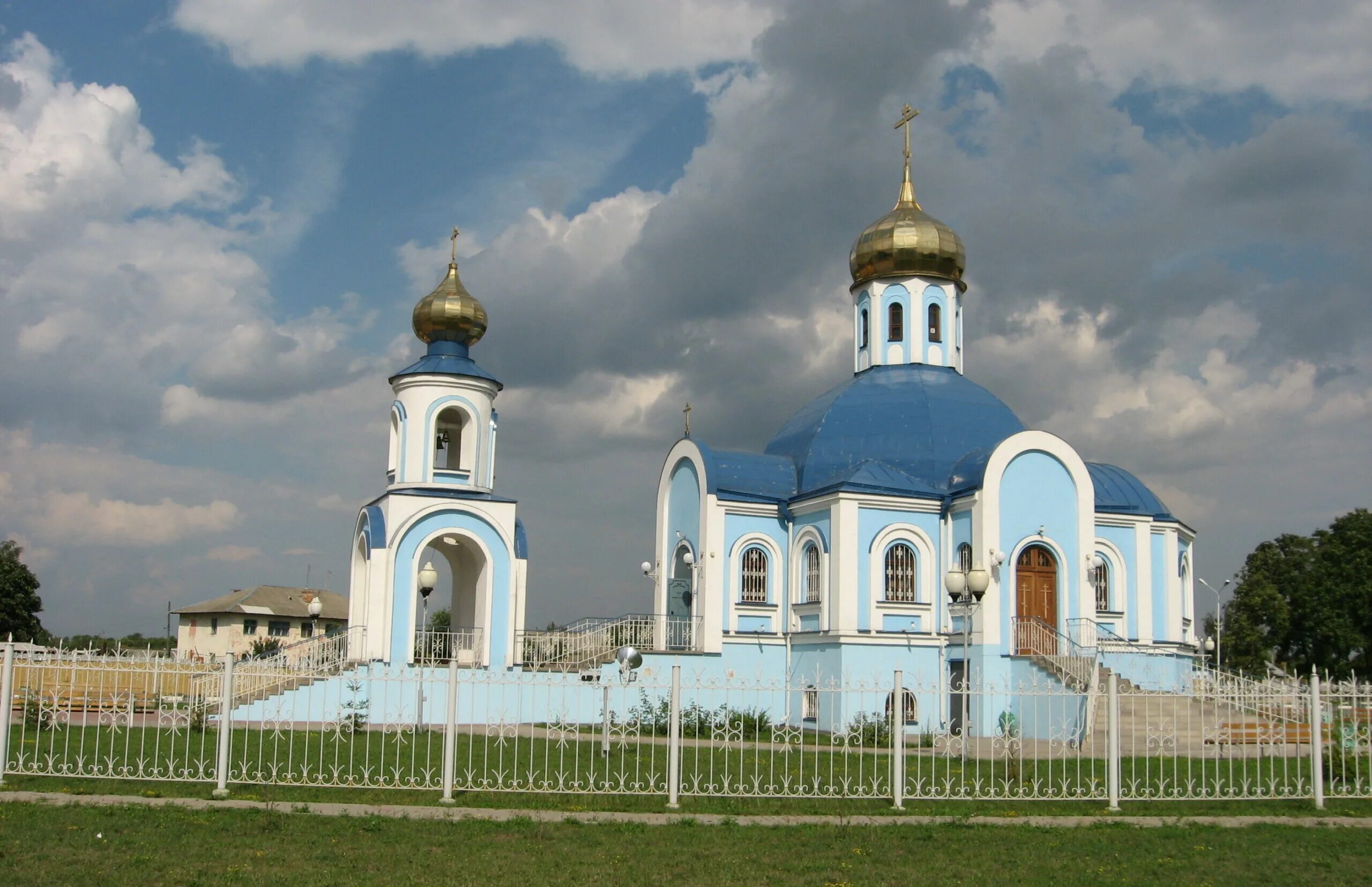 Белгородская область производитель. Храм Покрова Пресвятой Богородицы Губкин. Храм Покрова Пресвятой Богородицы Бобровы дворы. Храм Покрова Пресвятой Богородицы Белгород. Храм в г Губкин Белгородской.