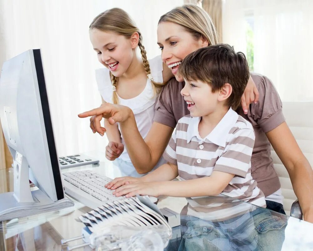 Компьютер для детей. Ребенок за компьютером. Родители и дети за компьютером. Дети родители компьютер. Мам интернет есть