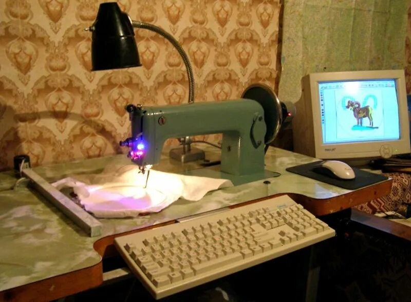 Швейное чпу. Самодельная вышивальная машинка. Швейная машинка с ЧПУ. Швейная машинка с программным управлением. ЧПУ машинка для вышивания.