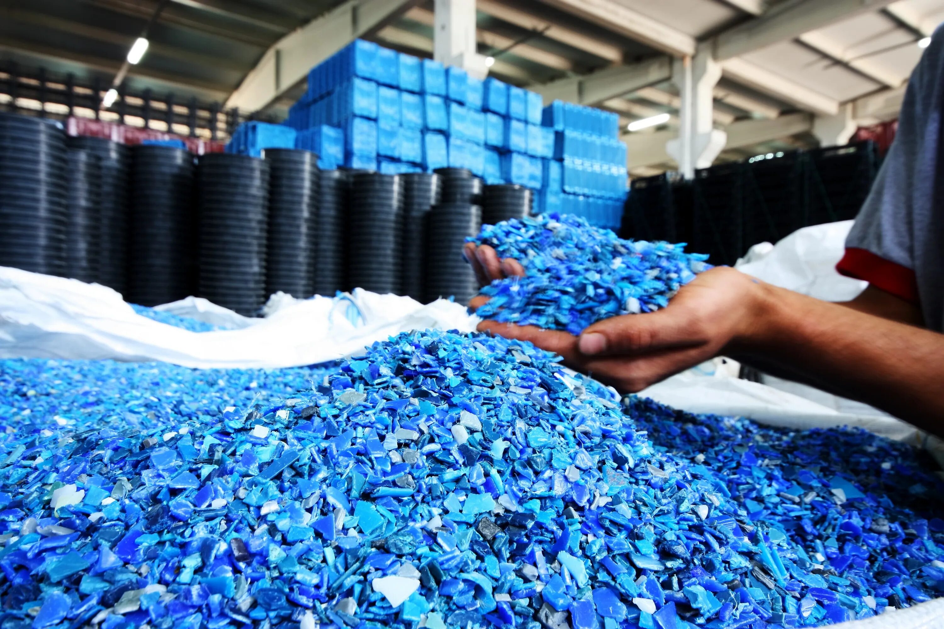 Waste and recycling. Переработка пластиковых бутылок. Переработка вторичного сырья. Recycling industry. Мусороперерабатывающие предприятия.