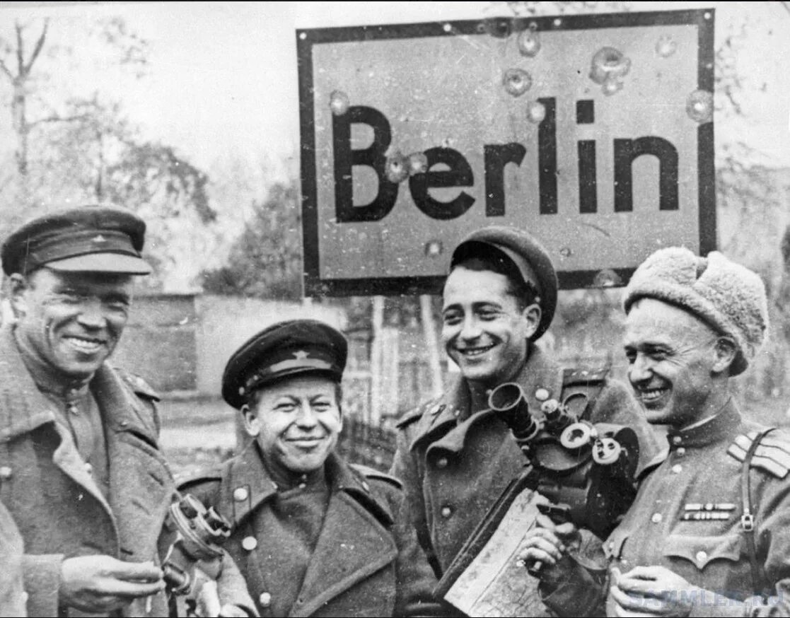 Песня от волги до берлина. Берлинцы май 1945 Берлин. День Победы в Берлине в 1945 году. 8 Мая 1945 Берлин. Советские солдаты в Берлине 1945 года.