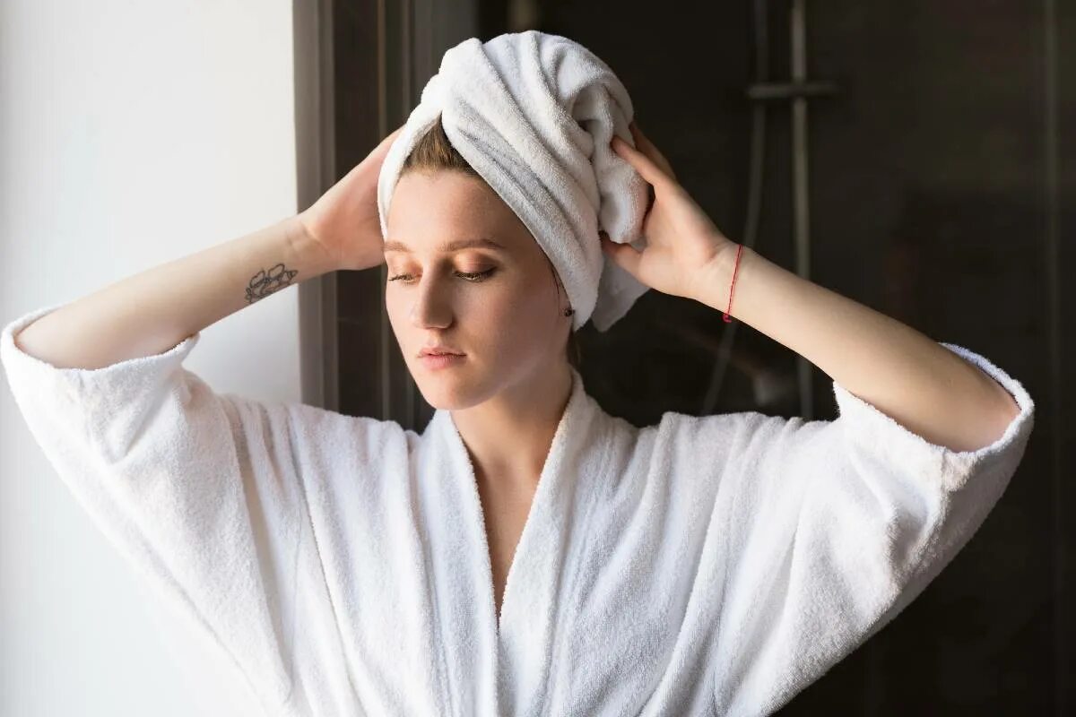Полотенцем после мытья. Полотенце на голове. Девушка в полотенце. Женщина с полотенцем на голове. Фотосессия с полотенцем на голове.