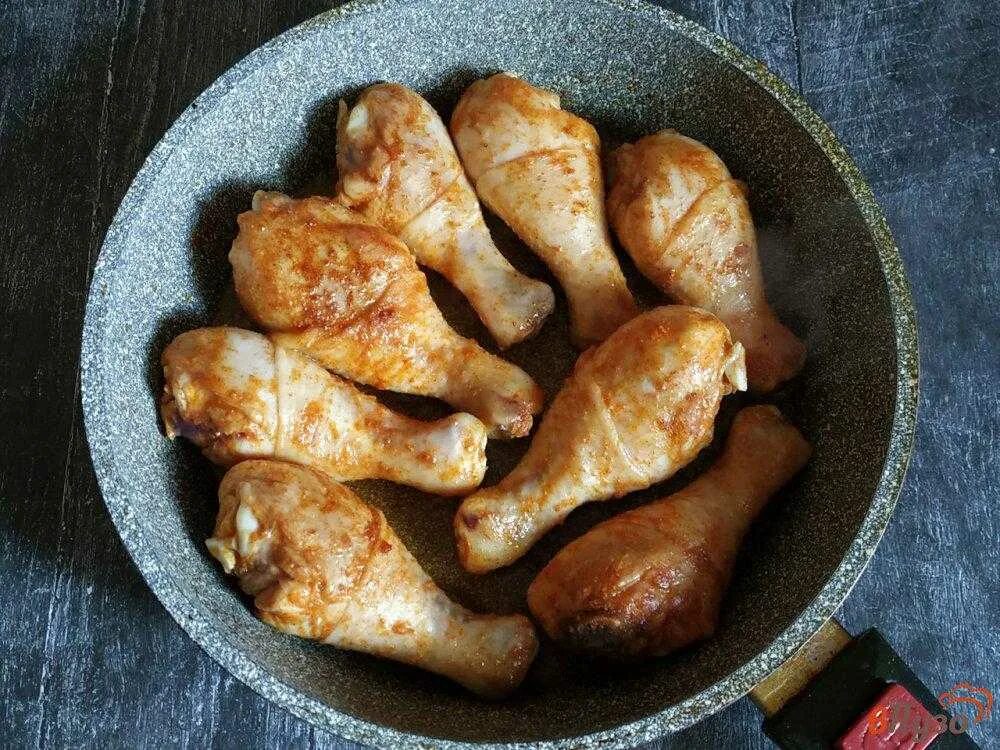 Как вкусно пожарить ножки на сковороде. Куриные ножки на сковороде. голень на сковороде. куриные голени на сковороде. жареные голени на сковороде.