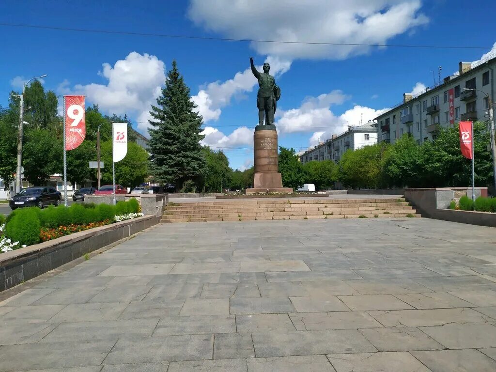 Памятники киров. Октябрьский проспект памятник Кирову. Киров памятник Кирову. Киров Октябрьский проспект с памятником Кирову. Памятник с м Кирову в Кирове.