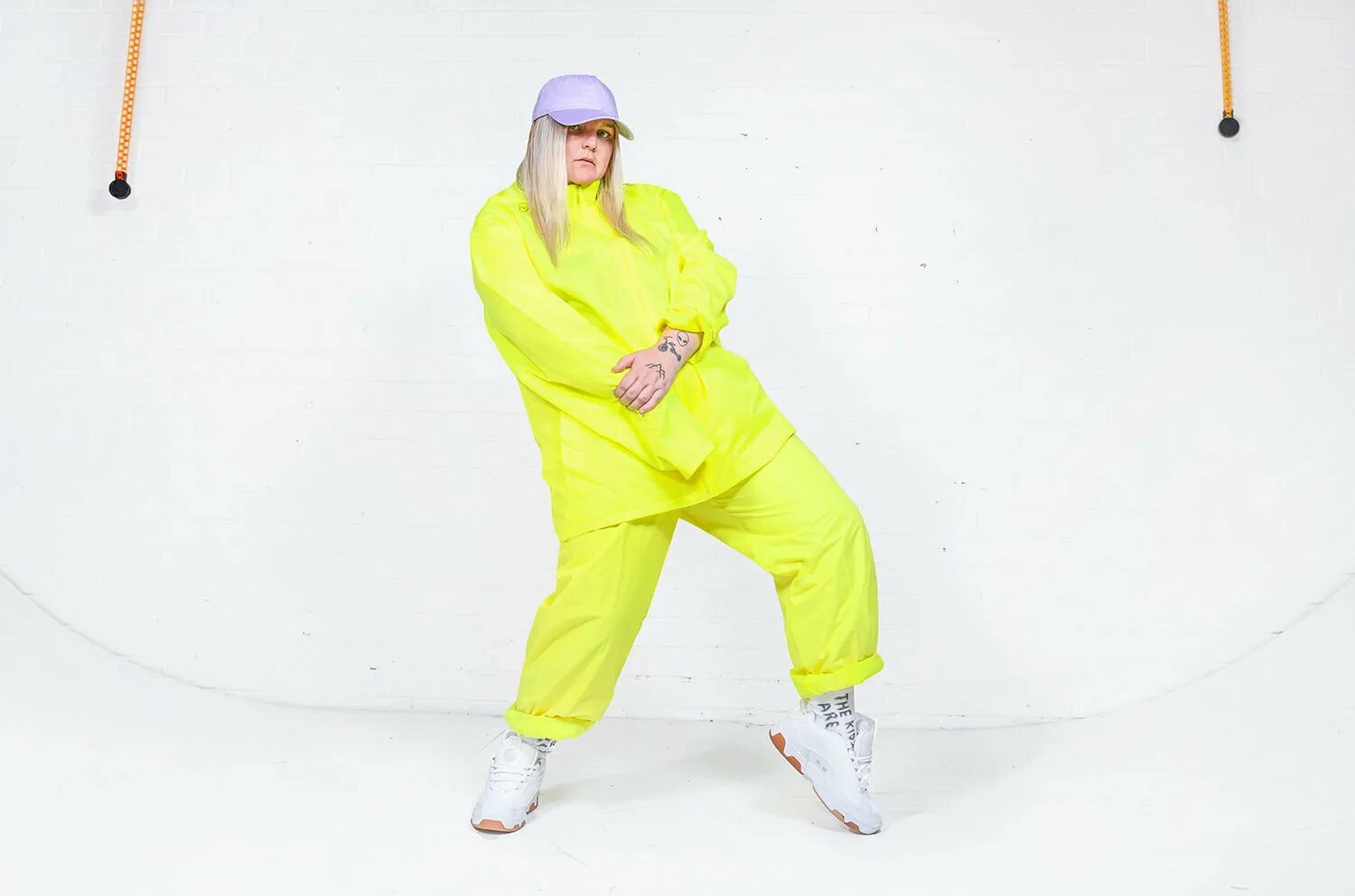Monkey me песня. Тони уотсон dance monkey. тонес анди певица. тони уотсон певица. tones and i австралийская певица.