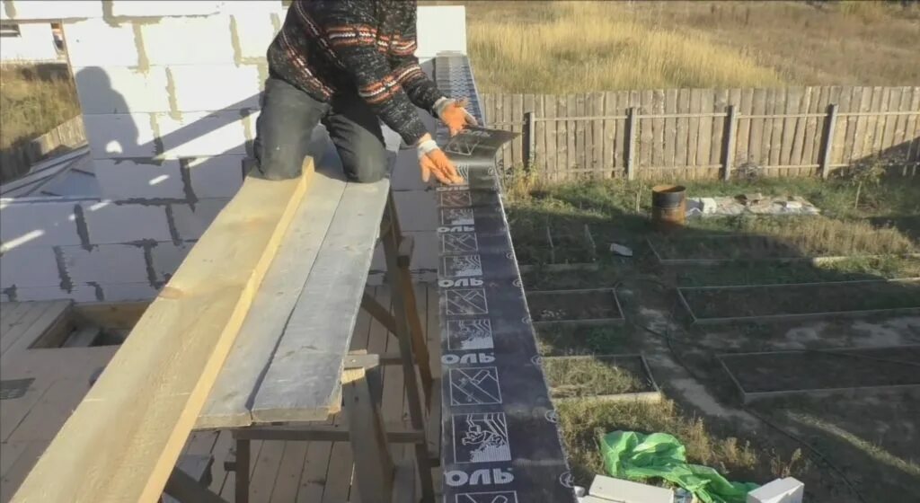 Стропильная система мауэрлат. Мауэрлат на армопояс на газобетоне. Под мауэрлат. Крепление шпилек для мауэрлата в газобетоне. Армопояс опалубка мауэрлат.