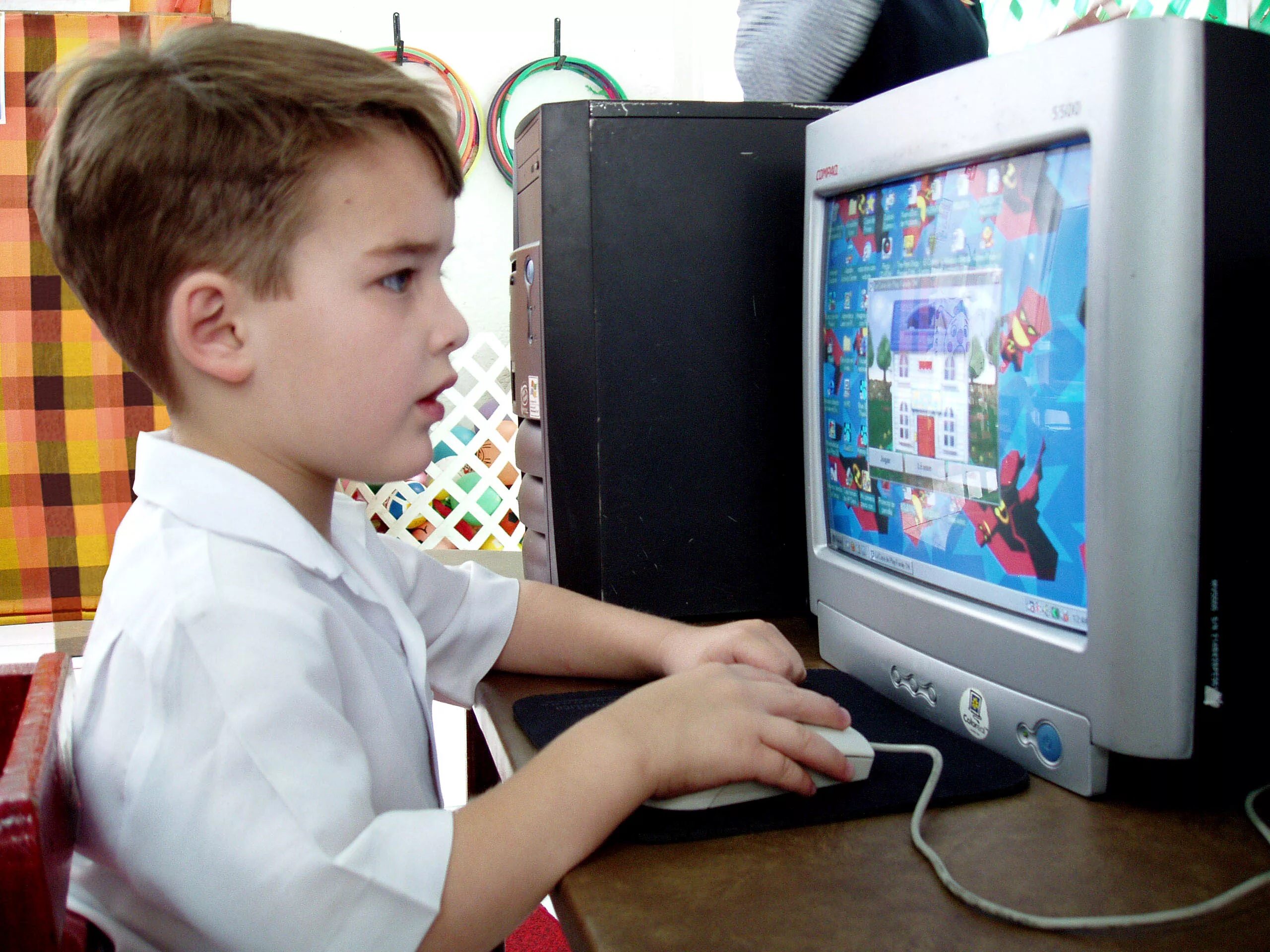 He playing computer games. Дети играющие в компьютерные игры. Дошкольник и компьютер. Мальчик за компьютерной игрой. Компьютер для детей.