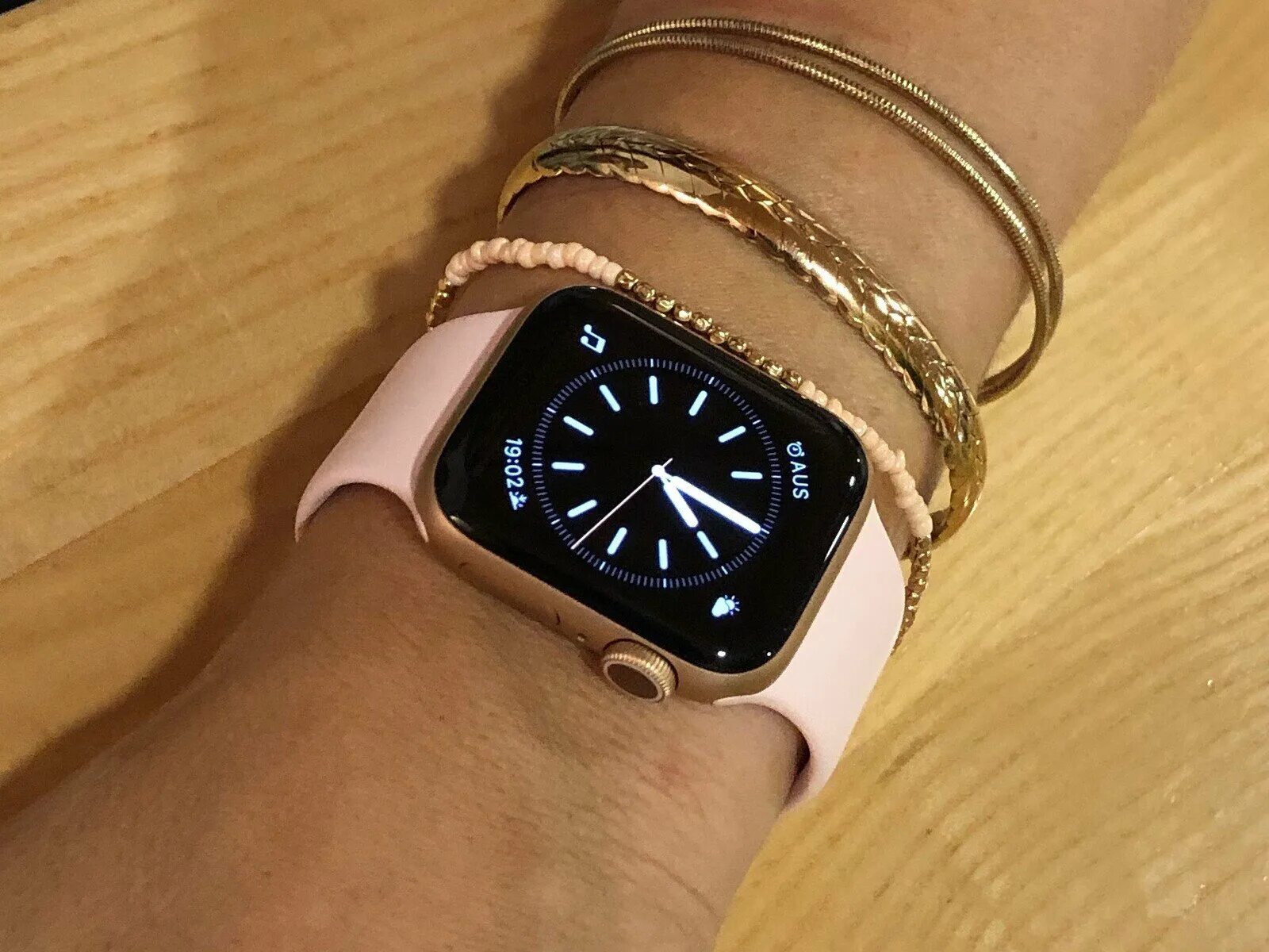 Вотч 6 40 мм. Se часы Apple IWATCH 44mm. Часы АПЛ вотч 6 44мм. Apple watch se 40mm Gold. Часы Apple watch 40mm.