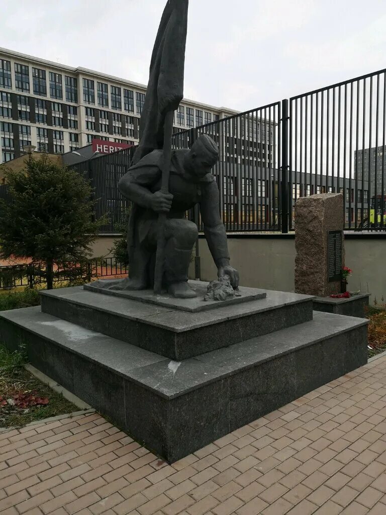 монумент завода куйбышевкабель. памятник петру первому тула оружейный завод. завод монумент. монумент завода металлист. завод монумент.